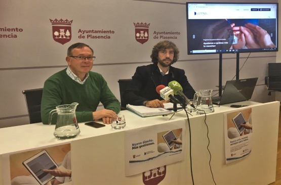 Presentación de la web en el Ayuntamiento por el gerente de Aguas de Plasencia